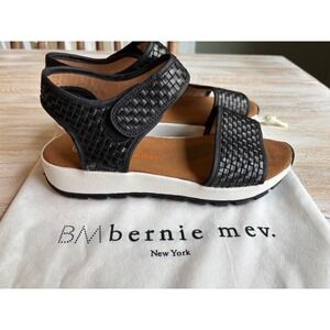Bernie Mev Euro 38 US 7 Platform Sandals Womens Black Woven Elastic Lug Sole